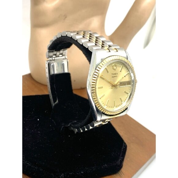 Timex Q Men's Watch Vintage Quartz Gold Dial Day Date 33mm Stainless Steel Band - Picture 14 of 14